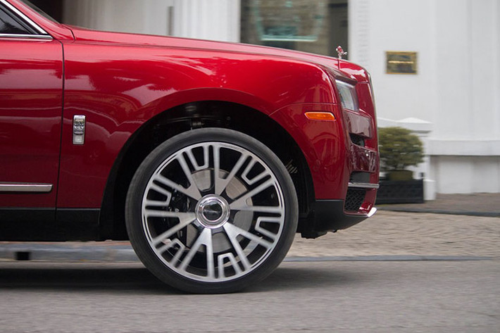 Cả hai chiếc SUV siêu sang Rolls-Royce Cullinan xuất hiện trên đường phố Hà Nội đều thuộc phiên bản bốn chỗ ngồi, điều này đồng nghĩa hàng ghế sau sẽ có hai ghế ngồi kiểu độc lập và thương gia theo gói tuỳ chọn Individual Seat. Ở giữa hai hàng ghế này có bệ tỳ tay, tủ lạnh, hai chiếc ly và rượu champagne cùng một số tuỳ chọn khác.