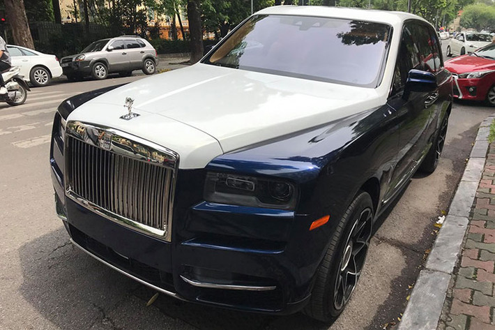 Hiện chưa rõ mức giá bán SUV siêu sang Rolls-Royce Cullinan về Việt Nam theo diện không chính hãng này. Chỉ biết rằng, đại lý chính hãng Rolls-Royce tại Việt Nam chào giá bán cho Cullinan bắt đầu từ 41 tỷ đồng cho bản tiêu chuẩn và bản cao cấp nhất có giá lên đến hơn 52 tỷ đồng.