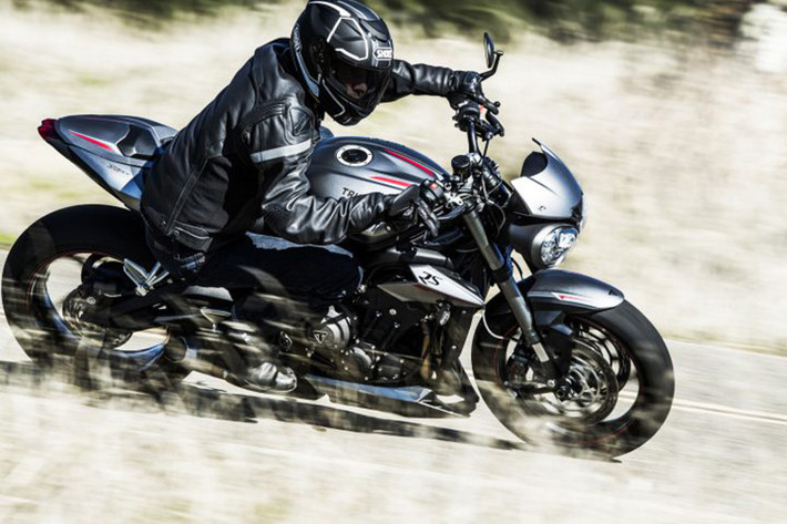 Không chỉ đi kèm động cơ mới với dung tích không quá lớn, Triumph Street Triple 2017 còn được bổ sung khung gầm, hệ thống treo và phanh khác biệt. Trong đó, khung gầm nhẹ và rắn chắc hơn trước, giúp Triumph Street Triple 2017 chỉ nặng 166 kg.