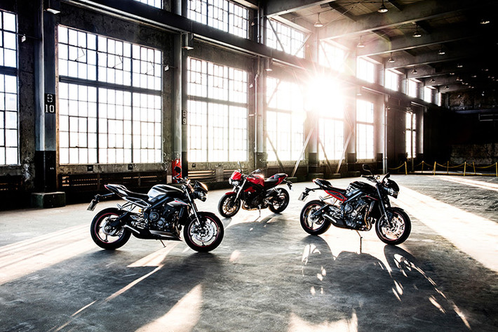 Triumph Street Triple 2017 S có 2 tùy chọn màu sơn là đen và đỏ. 3 màu tương ứng của bản R là đen, trắng và bạc nhám. Cuối cùng là bản RS với 2 màu đen và bạc. Tại thị trường Anh, Triumph Street Triple S 2017 có giá khởi điểm 8.125 Bảng, tương đương 223 triệu Đồng. Hiện giá bán của 2 bản còn lại chưa được công bố.
