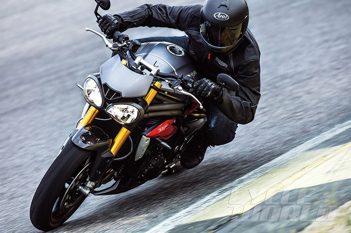 Về hệ thống treo, Street Triple RS phiên bản 2017 được trang bị phuộc hành trình ngược tùy chỉnh toàn phần Big Piston Forks (BPF) của Showa với khoảng chạy 115 mm phía trước. Đằng sau xe xuất hiện giảm xóc Ohlins TSX4 với hành trình 131 mm và cũng tùy chỉnh hoàn toàn.