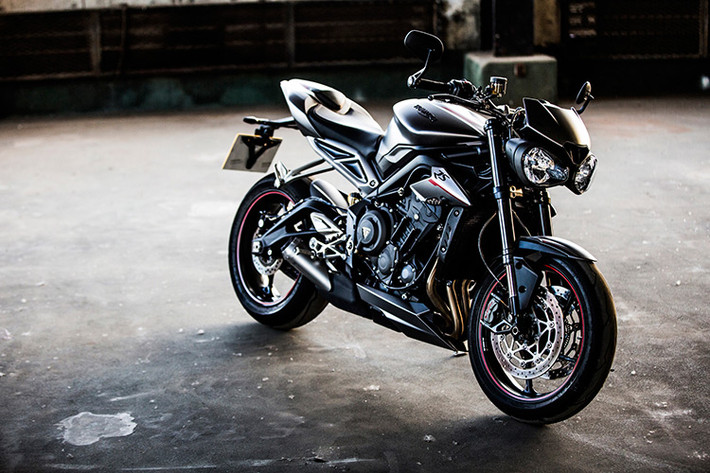 So với động cơ cũ, máy của Triumph Street Triple 2017 chỉ chia sẻ 10% điểm chung. 80 bộ phận của động cơ trên Triumph Street Triple 2017 đều được thiết kế dành riêng cho mẫu xe này, từ trục khuỷu, piston đến trục cam, nhẹ hơn 1,2 kg so với trước đồng thời tạo ra mô-men xoắn cực đại lớn hơn 16% ở phiên bản RS.