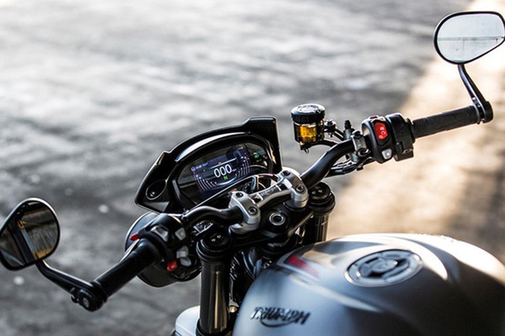 Bảng điều khiển của Triumph Street Triple 2017 đi kèm màn hình màu TFT LCD. Xe còn được trang bị hệ thống kiểm soát lực bám và các chế độ lái khác nhau. Ở bản tiêu chuẩn S, Triump Street Triple 2017 có 2 chế độ lái là Road và Rain. Con số tương ứng của bản R là 4 với 2 chế độ Sport và Rider bổ sung. Riêng bản R có thêm chế độ lái Track.