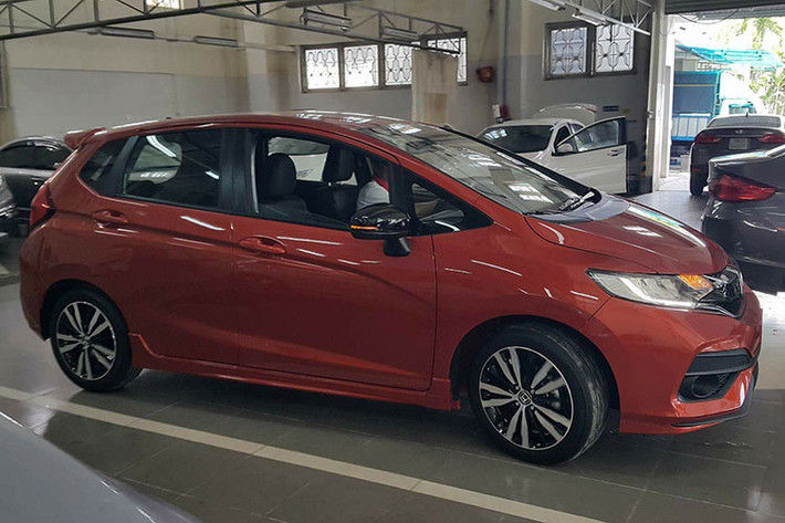 Jazz sở hữu động cơ i-VTEC 4 xy-lanh dung tích 1.5L cho công suất tối đa 118 mã lực tại 6.600 vòng/phút và mômen xoắn cực đại 145 Nm tại 4.600 vòng/phút. Sử dụng hộp số vô cấp CVT với cơ chế G-design tối ưu vận hành và công nghệ Earth Dreams, Honda Jazz có mức tiêu thụ nhiên liệu trong điều kiện tiêu chuẩn là 5,6 l/100 km.