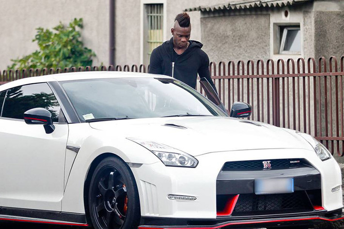 Siêu xe của nước Nhật, Nissan GTR luôn được đánh giá là mẫu xe mạnh mẽ với khả năng tăng tốc đáng kinh ngạc. Nó luôn nằm trong top những xe thể thao được ưa thích nhất thế giới.