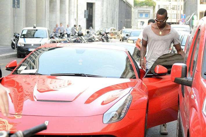 Siêu xe nhà Ferrari này đã từng được tạp chí uy tín Top Gear trao giải thưởng “siêu xe của năm 2012”. Mức giá khởi điểm của mẫu xe này khoảng 336 ngàn USD.