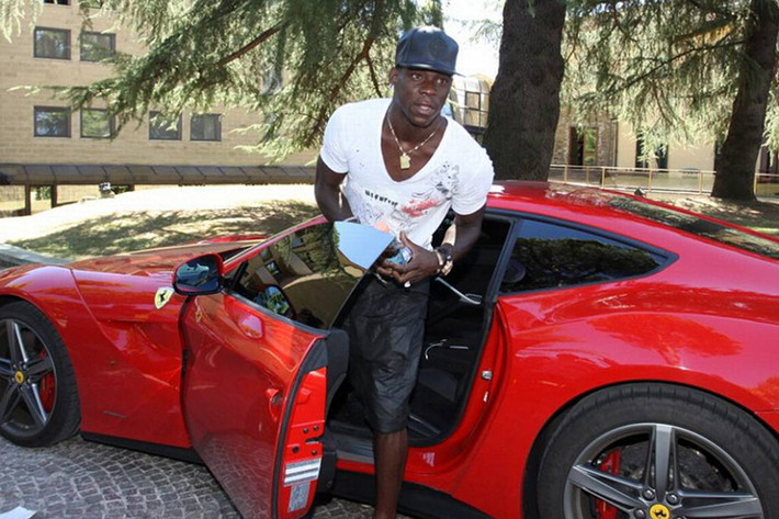 Đầu tiên phải kể đến "siêu ngựa" Ferrari F12 Berlinetta, siêu xe này là model thay thế dòng Ferrari 599, được giới thiệu đến công chúng tại triển lãm Geneva Motor Show 2012.
