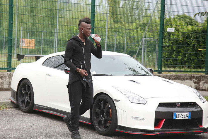 Và trong số những siêu xe của mình, Balotelli cũng đã từng sở hữu siêu xe đền từ nước Nhật này và cũng thật may mắn cho siêu xe này là nó không được "siêu quậy" quá quan tâm trang trí, hay "gặp hạn"...