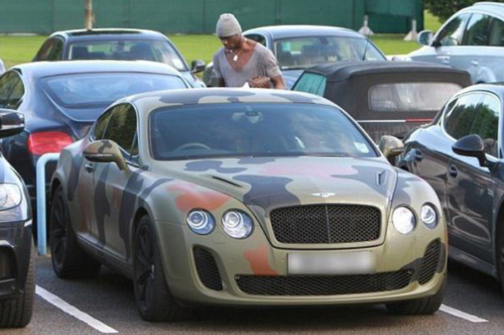 Mẫu xe hạng sang của xứ sở xương mù tiếp tục được Balotelli ngắm đến, nhưng lần này dưới “khiếu” thẩm mỹ độc đáo của mình, Super Mario đã cho thấy mẫu xe này có thể “đẹp” theo kiểu khác người.