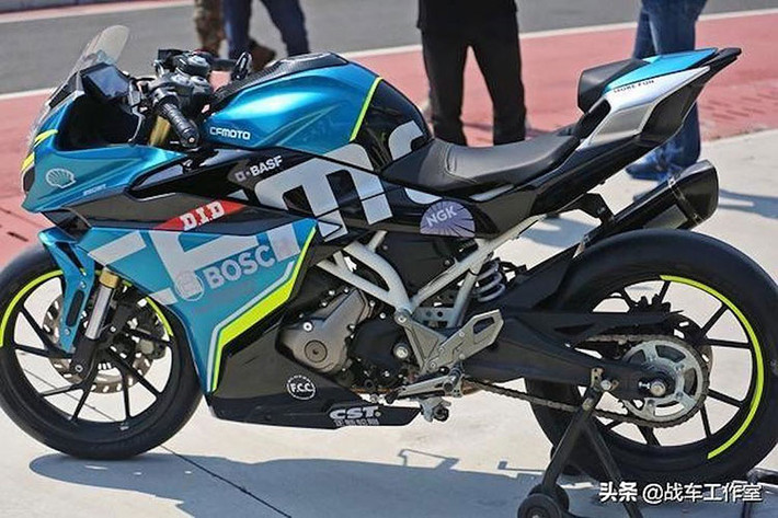 Trong đó tông màu xanh/vàng cùng dòng chữ CFM dán ngang quây gió dễ dàng liên tưởng tới chiếc GSX-R1000R màu tem đấu Ecstar. Phần đầu góc cạnh của CF250SR khá giống Honda CBR1000R thế hệ mới, trong khi đuôi xe vuốt cao thuôn về phía sau kèm hai hốc gió lại "na ná" các dòng Ducati Panigale.