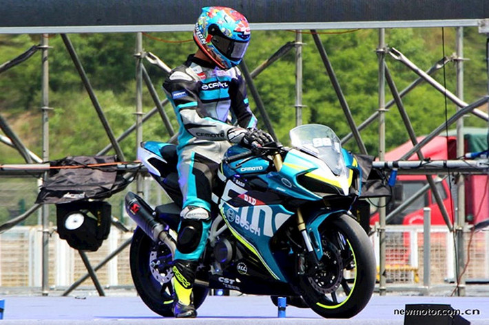 Mức giá xe CFMoto CF250SR hiện chưa được công bố tại thị trường Trung Quốc, tuy nhiên dự đoán nó sẽ rẻ hơn nhiều so với các đối thủ cùng phân khúc môtô thể thao cỡ nhỏ đang bán ra trên thị trường hiện nay.
