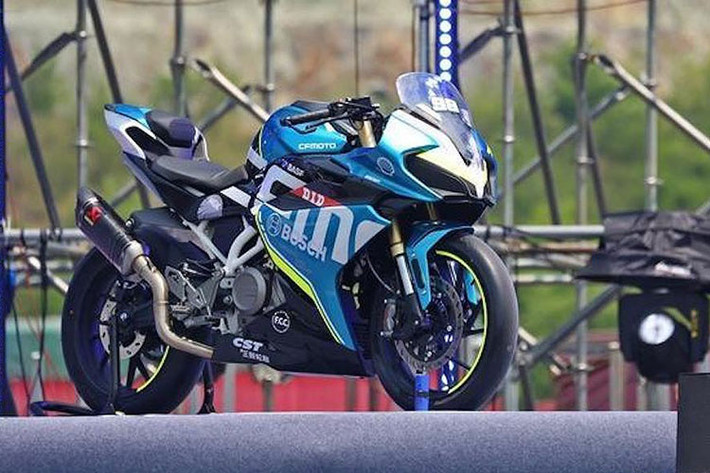 Sau thành công với mẫu xe môtô naked-bike 250NK, hãng xe môtô Trung Quốc CF đã tiếp tục sử dụng nền tảng của 250NK để tạo ra một chiếc sportbike mới. Có tên gọi Sportbike CFMoto CF250SR 2020 mới, phiên bản ý tưởng của chiếc môtô thể thao cỡ nhỏ này vừa được ra mắt tại đường đua Ningbo Beilun ở Trung Quốc.