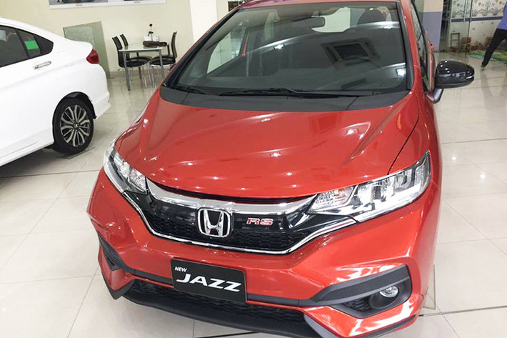 Mẫu xe ôtô Honda Jazz vừa được Honda Việt Nam (HVN) ra mắt tại Triển lãm ôtô Việt Nam 2017 và chưa được bán chính thức trên thị trường. Tuy nhiên theo một nhân viên tại đại lý xe ôtô Honda Giải Phóng, mẫu xe cỡ nhỏ này đã có mặt, trưng bày tại đại lý. Đại lý đã bắt đầu nhận đơn đặt hàng, đặt cọc giữ xe với giá bán tạm tính từ 520 – 600 triệu đồng.