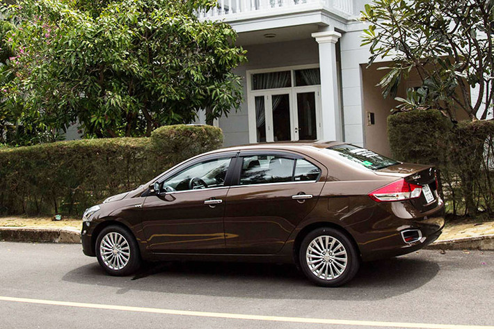 Về mặt kỹ thuật, Suzuki Ciaz sử dụng động cơ xăng 1.4L, sản sinh công suất tối đa 91 mã lực cùng mô-men xoắn cực đai 130 Nm, đi kèm với đó là hộp số tự động 4 cấp. Mức giá niêm yết cho mẫu Suzuki Ciaz hiện tại là 499 triệu đồng - được đánh giá là rẻ nhất phân khúc hiện nay.