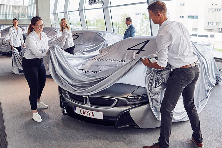 Chưa dừng lại đó, 18 chiếc BMW i8 Roadster này còn có một số trang bị mà các mẫu xe sau này sẽ không được thừa hưởng như công tắc bằng gốm, trang trí nội thất với chết liệu carbon mờ, dàn âm thanh hảo hạng của Harman Kardon đã được cải tiến và logo i8 chiếu vào chân khi mở cửa.