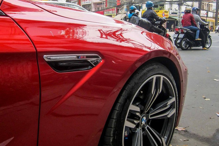 BMW M6 Gran Coupe sở hữu nhiều chi tiết thiết kế thể thao, từ cản trước, cản sau cho đến các chi tiết khác như la-zăng, 2 bên sườn xe thiết kế khá gân guốc.