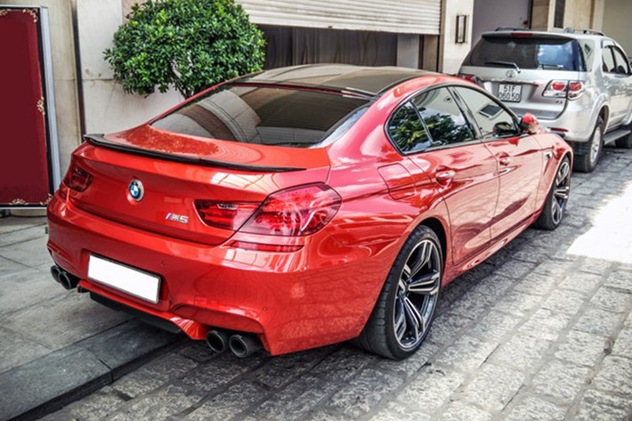 Ở phần đuôi xe, BMW M6 Gran Coupe được chủ xe đã gắn thêm cánh lướt gió nhỏ nhằm tăng thêm tính thể thao cho chiếc xe.