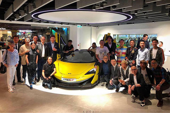 Siêu xe McLaren 600LT Spider mui trần đã được giới thiệu vào hồi tháng 1 đầu năm nay. Mãi đến nay, mẫu xe tốc độ này mới ra mắt tại Hồng Kông. Trong đó, chỉ có một số khách hàng đặc biệt cùng các thành viên của McLaren Hồng Kông được mời đến xem mắt trước mẫu siêu xe mui trần nóng bỏng này.