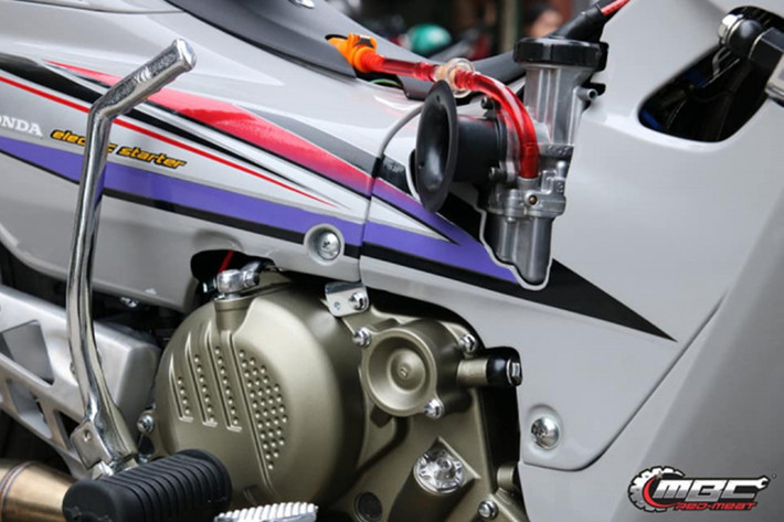 Cỗ máy của chiếc Honda Wave cỡ nhỏ đã được tăng cường lên dung tích tới 190cc đến từ thương hiệu Zongshen - rất cơ bắp và đầy ấn tượng, đi kèm cùng bình xăng lớn cho ta cảm giác chiếc xe này sẽ giống một con quái vật sẵn sàng giết chết bất kì ai muốn so kè tốc độ.