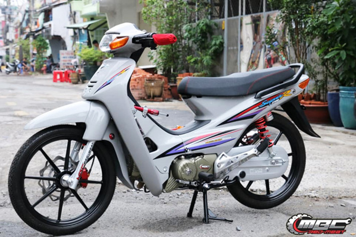 Bằng sự đam mê và đầy nhiệt huyết của mình, chiếc xe máy Honda Wave đời cũ đã được các tay thợ Sài Gòn cho ra mắt với màn lột xác đầy ngoạn mục. Chiếc xe mang một diện mạo mới nổi bật và ấn tượng qua loạt đồ chơi, phụ tùng kiểng cao cấp.