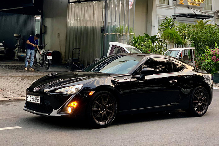 Chiếc Toyota 86 đặc biệt này là một trong 30 xe mà Toyota Việt Nam (TMV) từng phân phối tại thị trường Việt từ năm 2012. Vào thời điểm đó, dòng xe thể thao 2 cửa này có giá bán lên đến 1,651 tỷ đồng – mức giá này thật sự không dành cho số đông, bởi thời điểm đó nhiều người dùng sẽ chọn một thương hiệu xe sang như Mercedes-Benz hay BMW hơn.