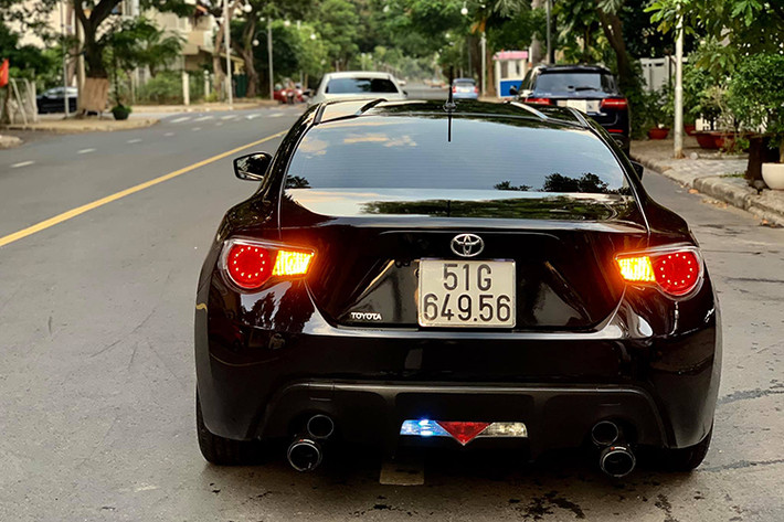 Toyota 86 sở hữu vẻ đẹp trẻ trung, hiện đại đầy cá tính. Phần đầu xe thấp với nắp ca pô phẳng, lưới tản nhiệt lớn được dời xuống phía dưới cản trước và đặt ở vị trí thấp, tạo nên phong cách đặc trưng của dòng xe thể thao. Đèn pha vuốt nhọn tích hợp đèn LED chạy ban ngày. Đèn sau LED được thiết kế đơn giản nhưng sắc sảo, bộ khuếch tán được nâng cao mô phỏng phong cách xe đua thể thao.