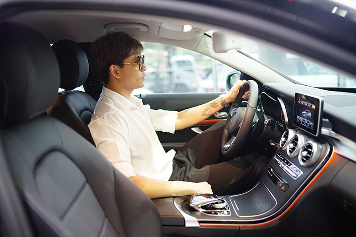 Một số công nghệ tích hợp trên mẫu xe Mercedes-Benz C300 AMG mới bao gồm đĩa phanh trước đục lỗ, phím chuyển số trên tay lái, hệ thống treo hạ thấp và hệ thống lái thể thao nhạy tốc độ. Hệ thống giải trí nghe nhìn với màn hình 5 inch, chức năng kết nối điện thoại qua Bluetooth, dàn CD 6 đĩa, đàm thoại rảnh tay...