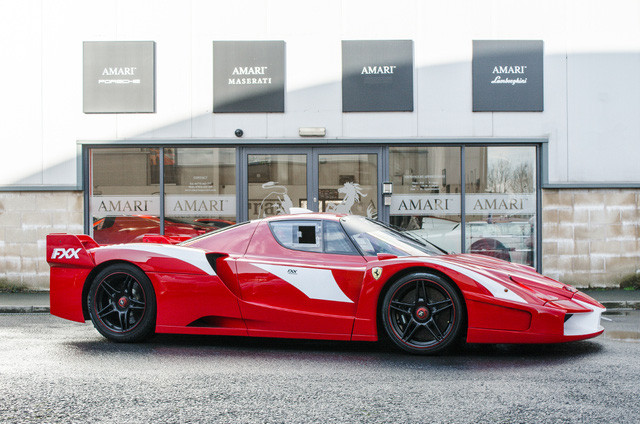 So với 28 chiếc cùng loại được sản xuất, chiếc Ferrari FXX này khác biệt hơn cả. Cụ thể, đây là chiếc Ferrari FXX được phép lưu thông trên đường phố duy nhất và hiện đang được rao bán đại lý Amari tại Anh.