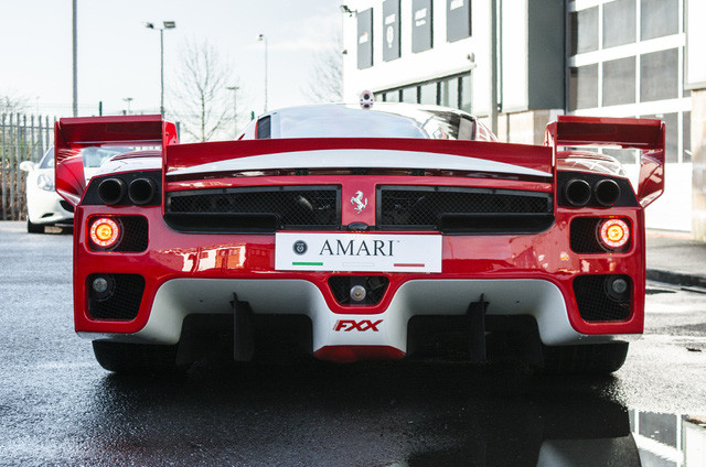 Chủ nhân của chiếc FXX đang được rao bán đã mang xe trở lại hãng Ferrari để có thể lưu thông. Đây là lý do chiếc Ferrari FXX phiên bản đường phố duy nhất trên toàn thế giới ra đời. Nó là chiếc FXX duy nhất được phép lưu thông trên đường phố công cộng đã ra đời vào năm 2008. Tuy nhiên, mãi đến năm 2015, mới được đăng ký biển số tại Anh.