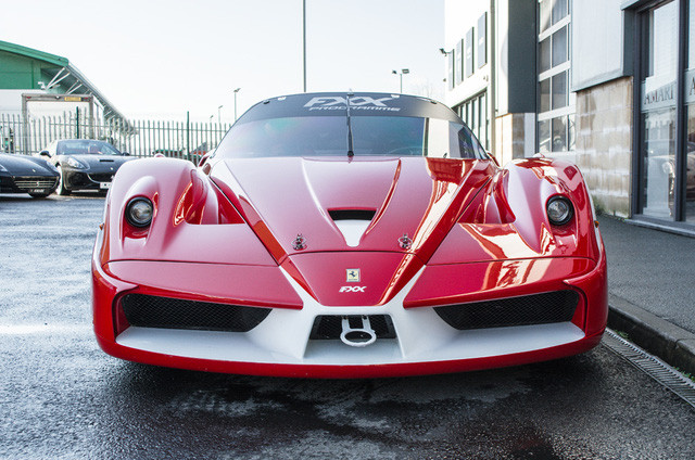 Để tương xứng với động cơ mạnh mẽ, Ferrari FXX được trang bị hệ thống phanh carbon-gốm như phiên bản dành riêng cho đường đua. Chưa hết, chiếc Ferrari FXX đặc biệt này còn được bổ sung đèn báo rẽ, đen pha và đèn phanh như xe thương mại thông thường.