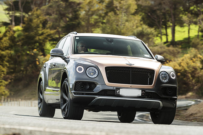 Hệ thống phanh cũng là một điểm đáng nói trên Bentayga V8. Phanh trước có đường kính lên tới 440mm, sử dụng heo phanh với 10 piston đối xứng nhau và đĩa 370mm ở bánh sau. Theo Bentley, chưa có một mẫu xe thương mại nào sử dụng phanh lớn như vậy. Chính vì vậy, không ngạc nhiên khi tùy chọn mâm của xe có đường kính "ngoại cỡ" từ 20-22 inch.