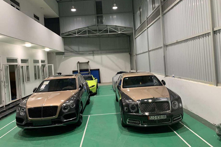 Bentley Bentayga V8 đầu tiên tại Việt Nam mang trong mình "bộ cánh" màu Rose Gold Over Magnetic với sự kết hợp của 2 tông màu xám Magnetic và vàng Rose Gold cực kỳ độc đáo. Một điểm rất thú vị là màu sơn của xe gần như giống hệt so với màu sơn của chiếc xe siêu sang Bentley Mulsanne EWB cũng thuộc sở hữu của đại gia này.
