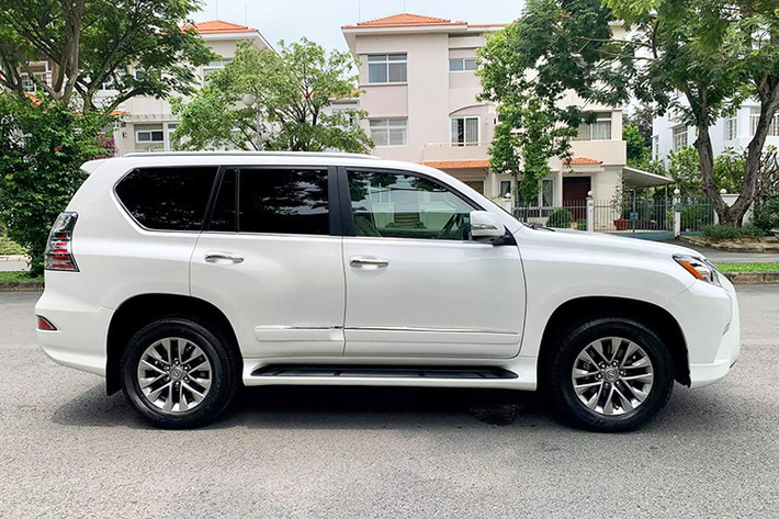 Chiếc xe Lexus GX460 2015 trong bài viết này được chủ nhân mua chính hãng tại Lexus Việt Nam, sau 4 năm sử dụng và cho lăn bánh khoảng 31.000km nó đã được chào bán trên sàn xe ôtô cũ tại Sài Gòn. Về ngoại hình, chiếc xe được chủ nhân giữ gìn và còn khá nguyên bản.