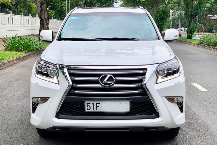Xe sở hữu lưới tản nhiệt hình con suốt (L-finesse) cá tính, hài hòa với thiết kế nổi ba chiều năng động. Đèn cốt LED đặc biệt và đèn chiếu sáng ban ngày LED hình chữ L tạo hình không gian ba chiều, được tích hợp thêm hệ thống rửa tự động đồng bộ với cần gạt nước. Hốc đèn sương mù thiết kế ấn tượng và có phạm vi chiếu sáng rộng.