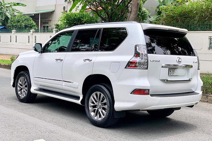 Động cơ của xe cũng vẫn là loại 4,6 lít V8 cho công suất 292 mã lực tại vòng tua 5.500 vòng/phút với hộp số tự động 6 cấp. Mức tiêu hao nhiên liệu 12,8 lít/100 km theo công bố của nhà sản xuất. GX 460 sử dụng hệ dẫn động 4 bánh toàn thời gian, vi sai hạn chế trượt, hệ thống thanh cân bằng thủy lực điện tử KDSS. Ngoài ra là tính năng tự động kiểm soát độ cao, hiển thị góc lái.