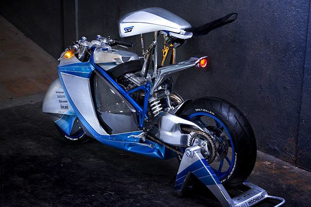 Ngoài ra, Neo-Racer sử dụng hệ thống cùm phanh và côn của Brembo, bao tay, xi-nhanh Motogadget và bộ lốp chuyên dụng của Metzeler Touring danh tiếng. Hệ thống chiếu sáng dạng LED với choá đèn pha tròn cổ điển nhưng có phần hiện đại khi trang bị nhiều lớp chiếu sáng khác nhau.