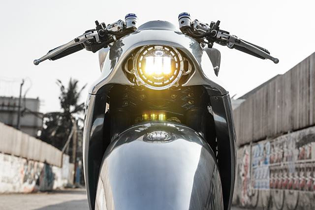 Neo-Racer mang tinh thần đậm chất tương lai được phát triển dựa trên nguyên mẫu của Ducati 848 Street Fighter. Chiếc xế sở hữu cỗ máy L-Twin là nguồn cảm hứng cho những người thợ của Smoke Garage, và ý tưởng độ xe cũng đến từ một suy nghĩ táo bạo.