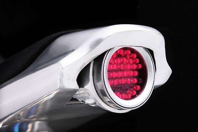 Hệ thống giảm xóc thừa hưởng của Ohlins, nhưng đây lại là loại giảm xóc Custom như Brembo đã từng thiết kế riêng cho các dòng xe của Harley-Davidson. Đuôi của chiếc xe nhô ra phía sau nhưng lại mang đậm chất của dòng sport-bike hơn với dạng đèn led khá đặ biệt.