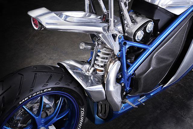 Chiếc xe sở hữ khối động cơ 848cc này được đặt tên Racer, một từ trong cụm từ ddang "hot" hiện nay - Cafe Racer, nên phần trước sử dụng hệ thống ghi đông Clips-on nhưng được biến thể. Bình xăng thon gọn với phần đáy được đặt song song với cụm chảng ba và yên lái chính.