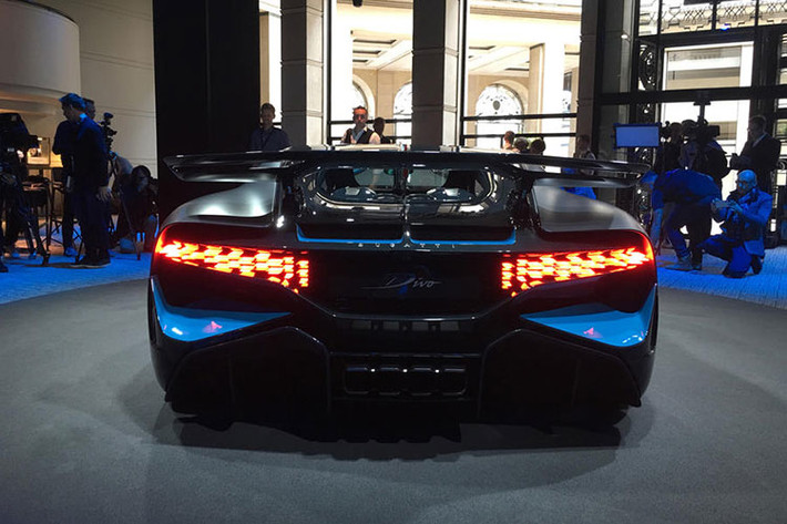 Những chiếc xe Bugatti Divo bản mới này còn được còn lắp thêm thanh ba-bô-lê (side skirt) khí động học, vây cá trung tâm và cánh gió đuôi mới có tác dụng như phanh khí cho Divo. Cánh gió đuôi của Bugatti Divo rộng hơn 23% so với loại trên Chiron, từ đó cải thiện đáng kể lực ép xuống mặt đường và hiệu suất phanh.