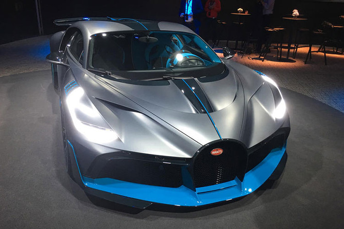 Được chế tạo dựa trên chiếc Bugatti Chiron, Divo trở thành mẫu xe có thiết kế dữ dằn và cực kỳ hung hãn ngay từ cái nhìn đầu tiên ở đèn pha hay đèn hậu ma trận của công nghệ LED. Điểm thú vị của Bugatti Divo chính là việc cải thiện tính khí động lực học, nhờ đó tạo ra thêm 90 kg lực ép xuống mặt đường.