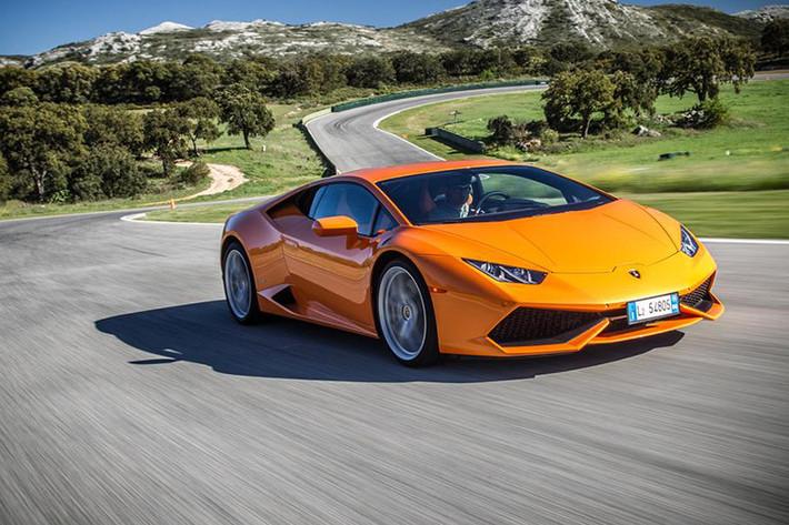 Theo đại diện Lamborghini, Khi tăng tốc hệ thống ngay lập tức kích hoạt trở lại chế độ 10 xi-lanh. Nhờ sự thay đổi này, lượng khí thải CO2 giảm từ 290 g/km xuống 283 g/km.