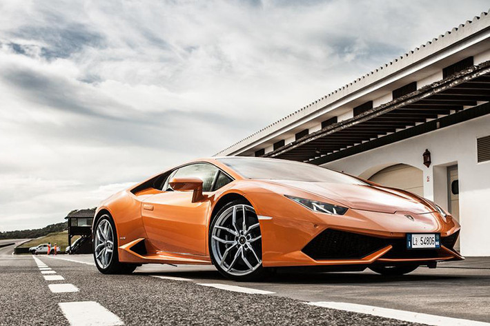 Bắt đầu từ dưới nắp ca-pô, Lamborghini trang bị cho động cơ 5,2 lít V10 tích hợp công nghệ vô hiệu hóa tạm thời một vài xi-lanh khi chưa đạt hiệu suất tối ưu.