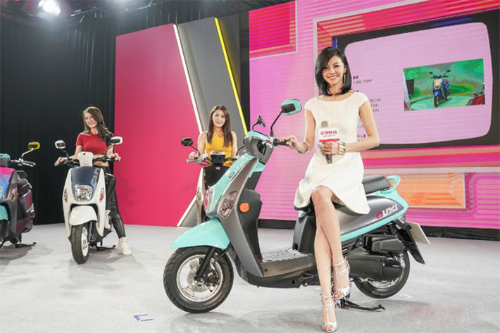 Mẫu xe tay ga Cuxi 2018 được Yamaha tại Đài Loan hướng tới phân khúc dành cho các cô gái trẻ sử dụng trong đô thị. Vì vậy, xe có thiết kế thời trang, màu mè với các đường nét cong, tròn mềm mại. Xe với đa dạng màu sắc màu sắc, bao gồm; xám xanh, xanh vàng, đen đỏ và xám đen đỏ, xám xanh thẫm, trắng xanh và đen vàng.
