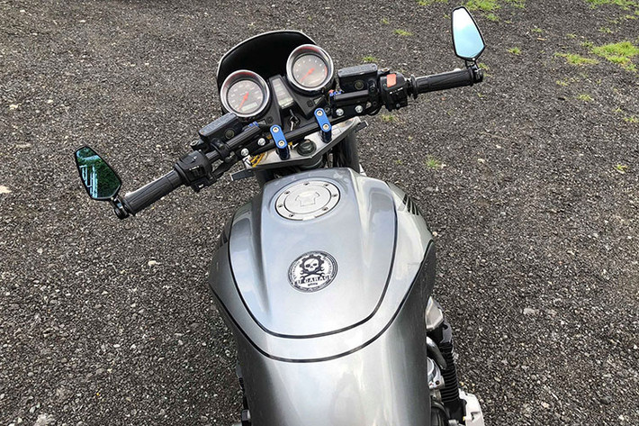 Với bản độ này, Tự Thanh Đa vẫn hướng tới phong cách naked-bike truyền thống cho CB1300, với một chút chất thể thao của cafe racer. Bắt đầu từ phía trước, toàn bộ dàn đầu đã được xưởng độ này thay thế bằng bóng đèn pha dạng led hai tầng, tay lái clip-on cùng gương gù kiểng mang phong cách đậm chất cá tính của chủ nhân hơn.
