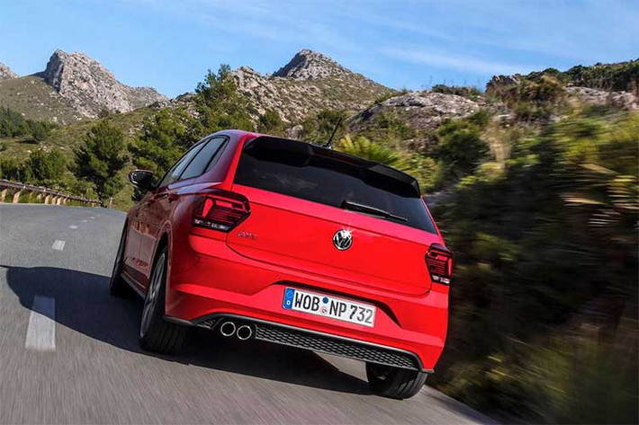 Polo GTI có khả năng tăng tốc từ 0-100km/h trong 6,7 giây và tốc độ tối đa 237 km/h. Tuy nhiên ngoài động cơ mạnh mẽ, chiếc xe còn có cảm giác lái thể thao nhờ có hệ thống treo thấp hơn 15mm với khả năng điều chỉnh độ cứng/mềm, các thanh giằng chống nghiêng thân xe ở cả trục trước lẫn sau, các vòng bi bánh xe cùng cột lái cứng hơn và vi sai điện tử.