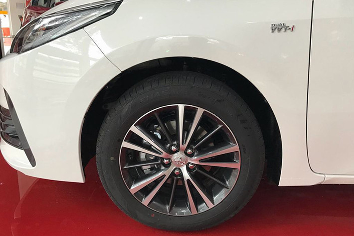 Trong khi đó, hông của xe không có nhiều thay đổi, bản 2.0V sẽ sử dụng mâm đúc 16 inch giống phiên bản 1.8 AT. Bản 2.0V còn đi kèm gạt mưa tự động, gương chiếu hậu tự động gập và điều chỉnh khi lùi. Phiên bản 2.0V không có bộ bodykit thể thao như phiên bản 2.0 Sport.