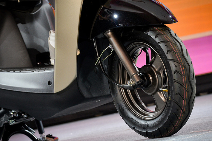 Yamaha Cuxi 2018 được trang bị vành đúc hợp kim 3 chấu kích thước 12 inch, phiên bản tiêu chuẩn sử dụng phanh tang trống, trong khi bản cao cấp IS được trang bị phanh đĩa. Hệ thống treo ở cả 3 phiên bảo đều là phuộc ống lồng ở trước và giảm xóc đơn lò xo trụ phía sau.