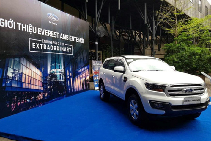Các mẫu xe trong phân khúc này hiện đều sử dụng động cơ dầu tiết kiệm nhiên liệu. Toyota Fortuner 2.4G 4x2 đang có giá bán 981 triệu đồng, trong khi Isuzu mu-X có giá dao động từ 899 tới 990 triệu đồng. Riêng mẫu Chevrolet Trailblazer dự kiến bán ra cuối năm nay hiện vẫn chưa chốt giá, song phiên bản cạnh tranh ở đây là Trailblazer 2.5 MT 4x2.