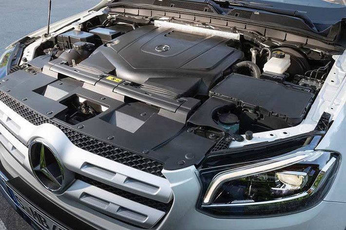 Mercedes X350d được trang bị động cơ diesel V6 3.0, sản sinh công suất 255 mã lực và mômen xoắn cực đại 550 Nm, đi kèm hộp số tự động 7 cấp. Phụ trách truyền động cho xe hệ truyền động 4 bánh 4Matic với 3 chế độ khác nhau, trong đó có chế độ đặc biệt dành cho các người dùng là tín đồ của offroad.